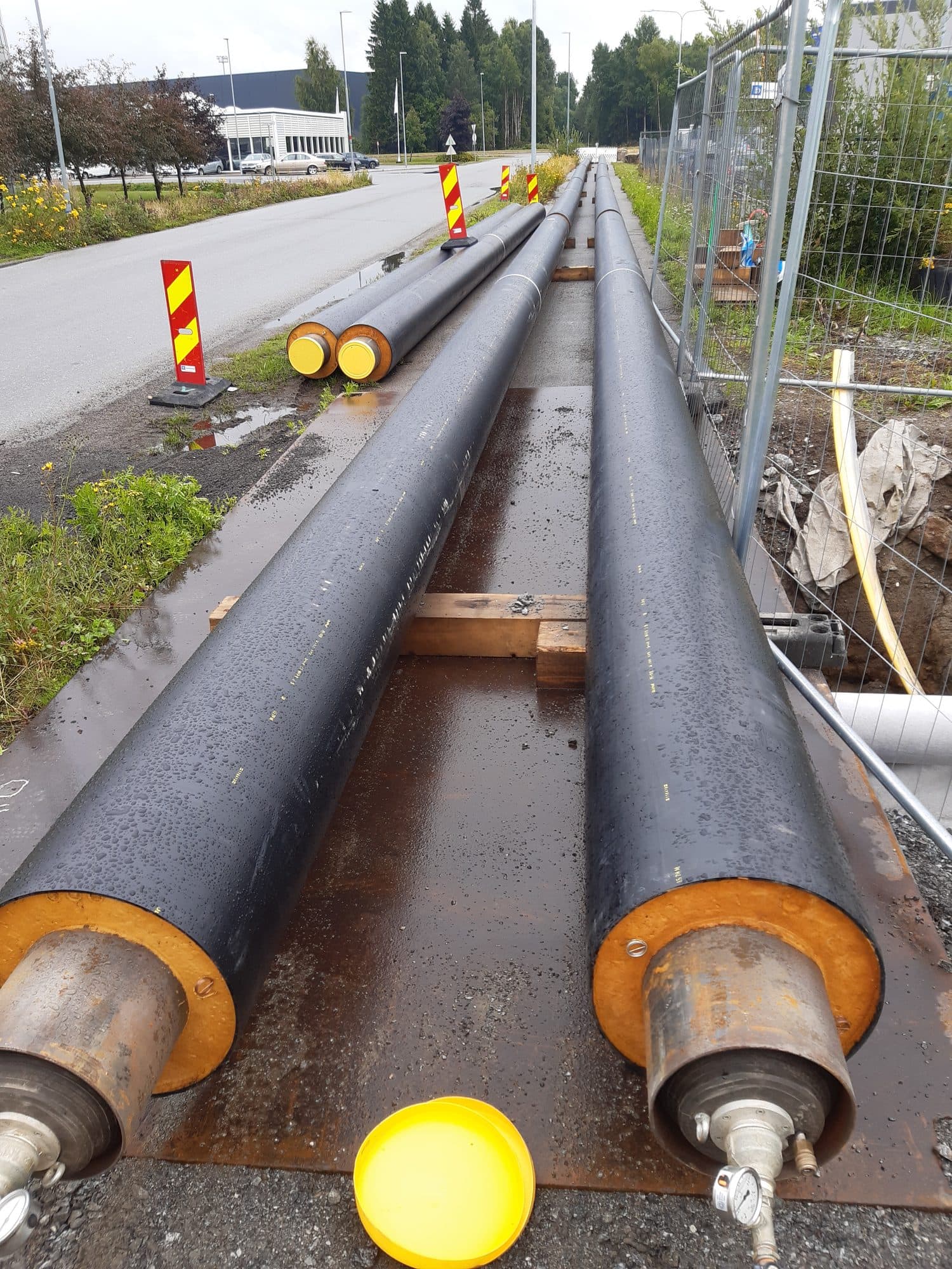 Præisolerede fjernvarmerør klar til samling