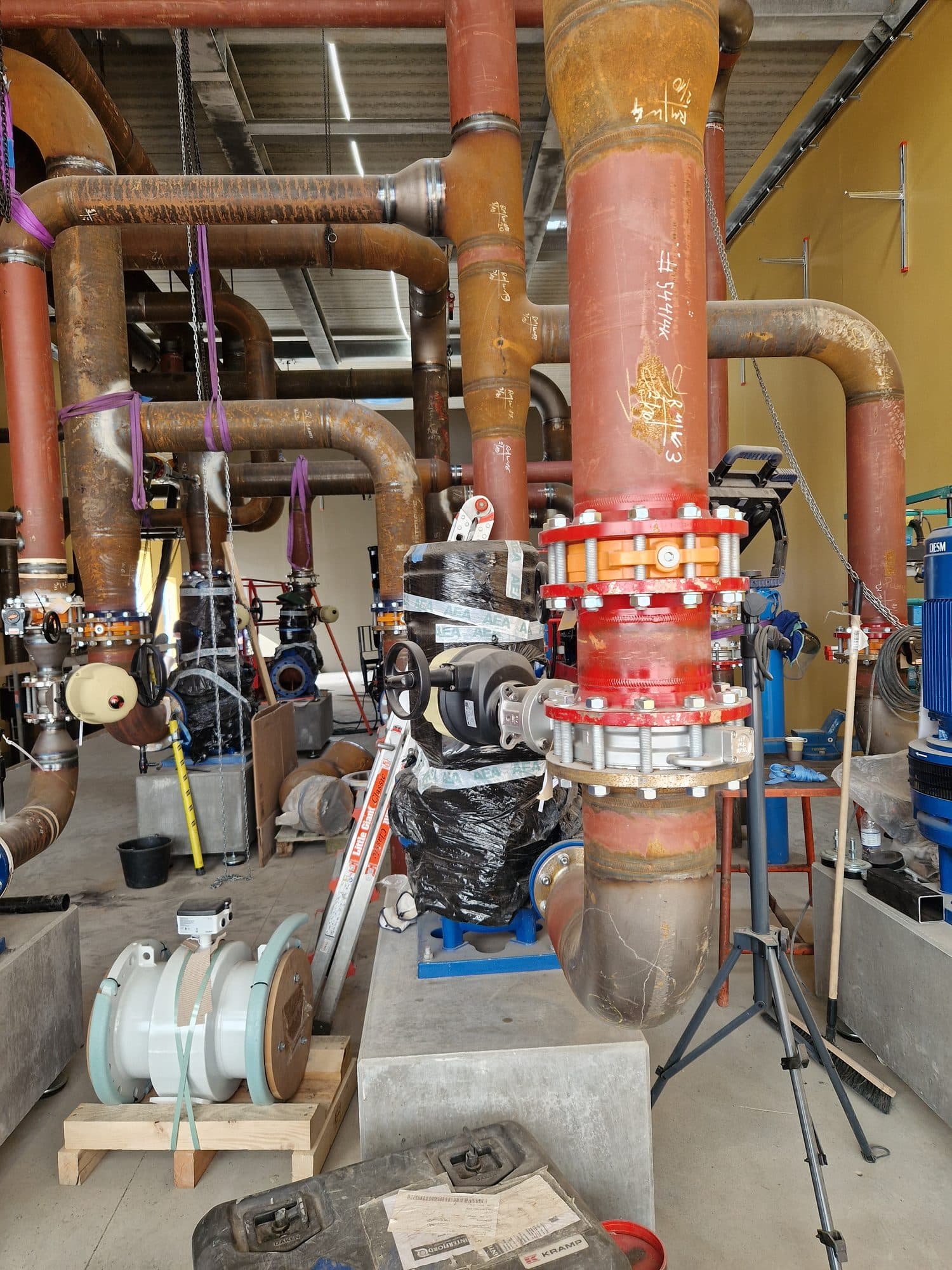 Rørinstallation med flanger og ventiler