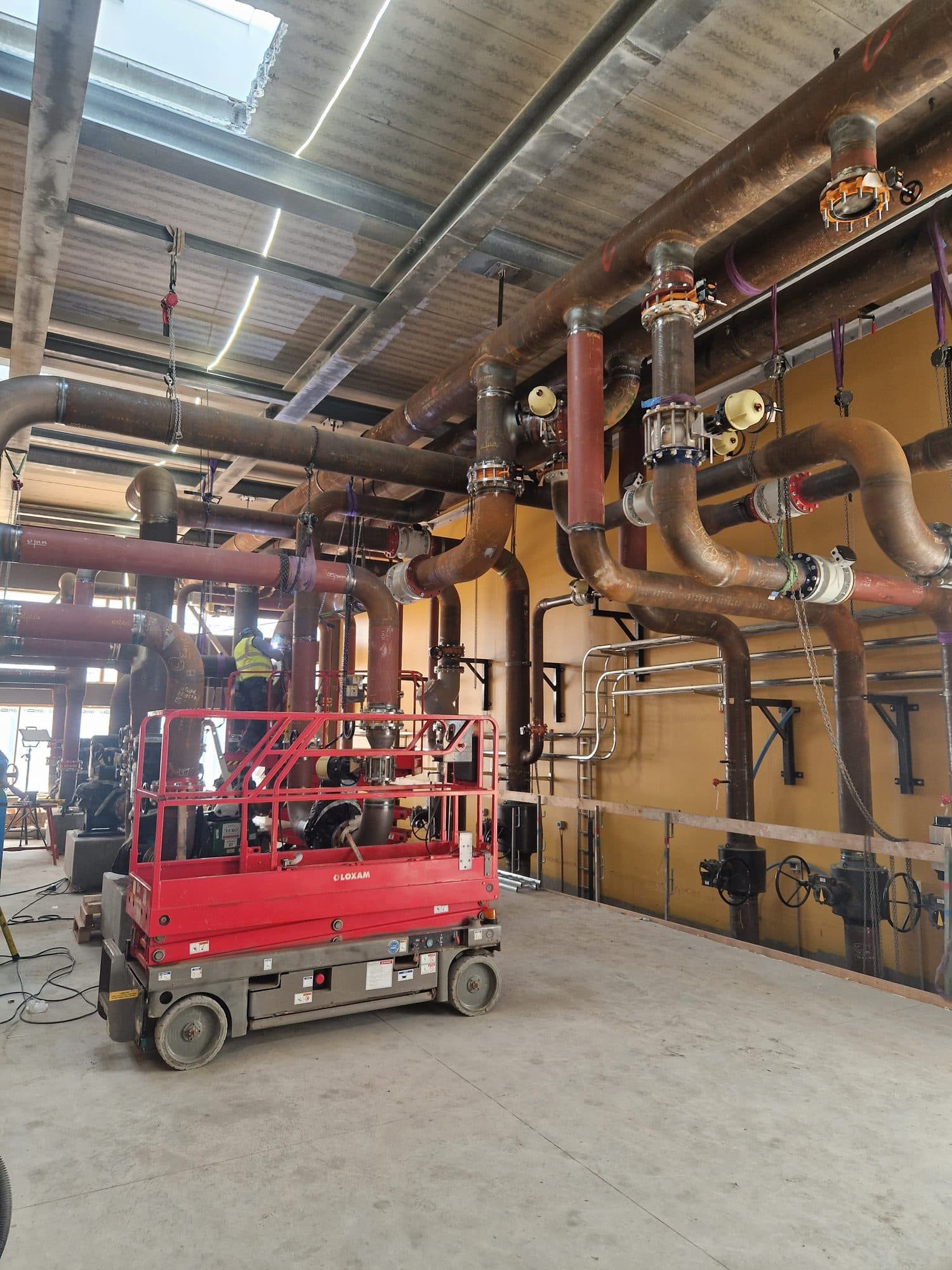 Rørinstallation langs væg med sakselift