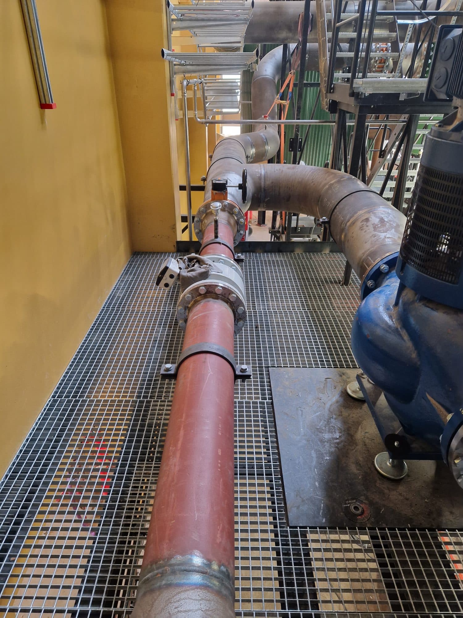 Rørstreng på gitterrist ved pumpe